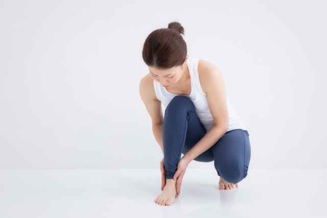 足底筋膜炎の辛い症状に悩む女性